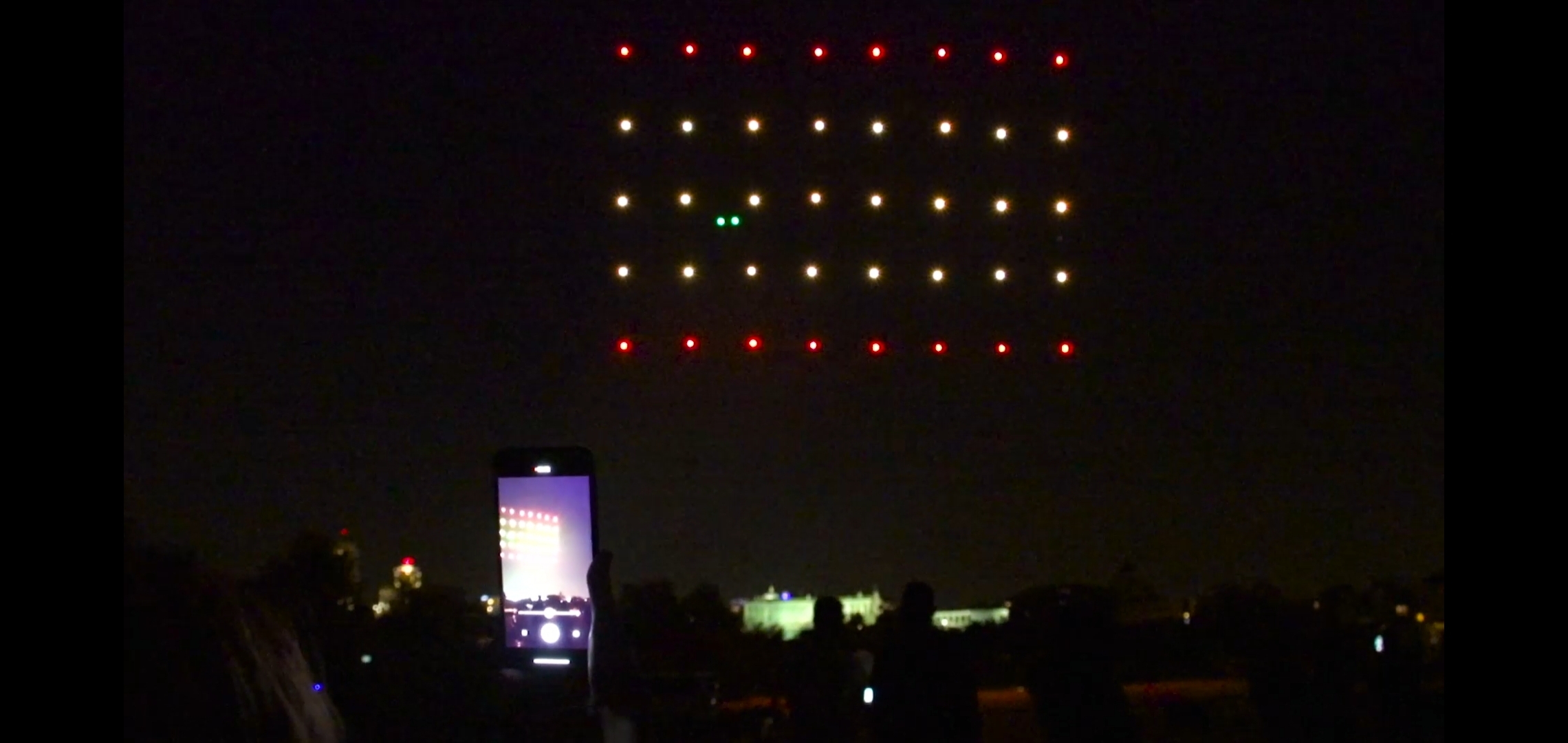 Primera coreograf&iacute;a de drones en Madrid en homenaje a las v&iacute;ctimas de la COVID-19